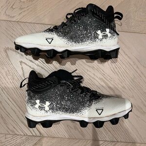 Under Armour Boys Size 7 Football Cleats/ Turf Shoes